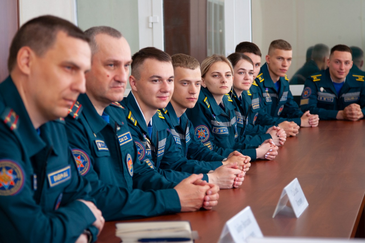 Академия мчс екатеринбург. Форма мчс чюк. Казармы академии мчс москва. Кадетская школа. Кадетский класс.